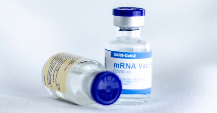 Zwei Fläschen mit der mRNA-Impfung