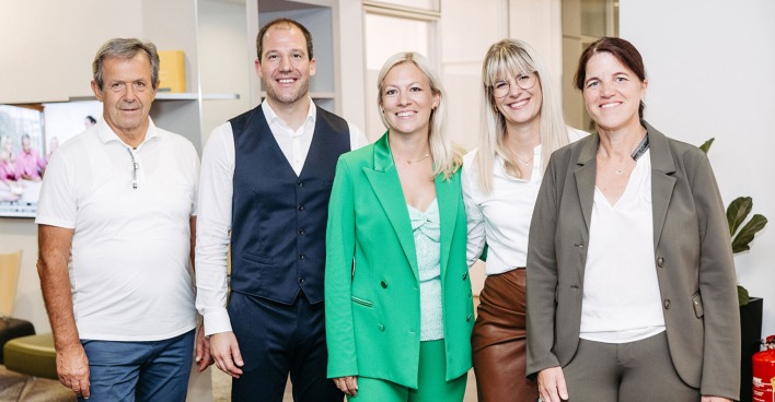 Dr. med. univ. et med. dent. Peter Huemer, Dr. med. dent. Jörg Smedek, Dr. med. dent. Bianca Huemer, Dr. med. dent. Vera Huemer-Marquart, Dr. med. dent. Iris Gollmitzer, MSc. (v. li.)