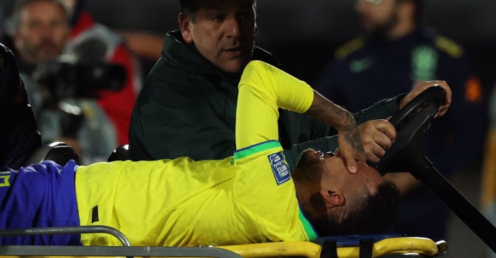 Neymar weint, während er vom Platz gefahren wird.