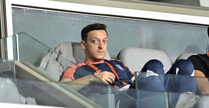 Mesut Özil sitzt auf der Tribüne.