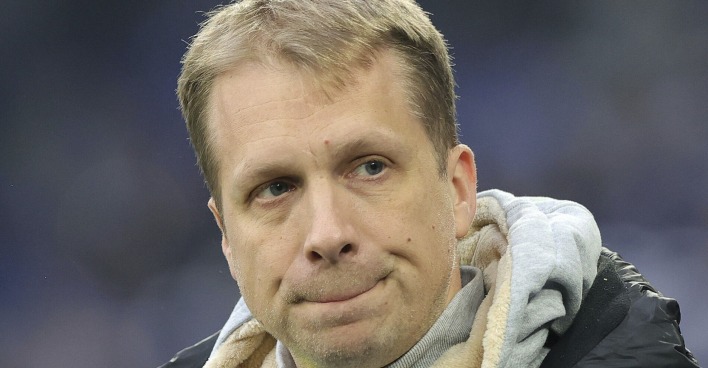 Oliver Pocher mit kurzen blonden Haaren und einem Hoodie. Er blickt nachdenklich in die Ferne.