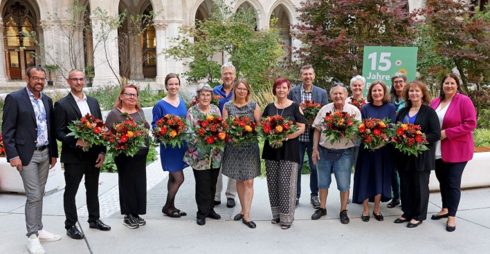 Biogärtner Karl Ploberger und Vizebürgermeisterin Kathrin Gaál mit den Siegern des Fotowettbewerbs "Blühendes Zuhause" im Arkadenhof des Wiener Rathauses | Credit: PID/Martin Votava