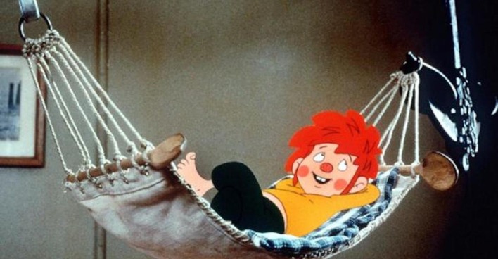 Pumuckl liegt auf einer Hängematte.