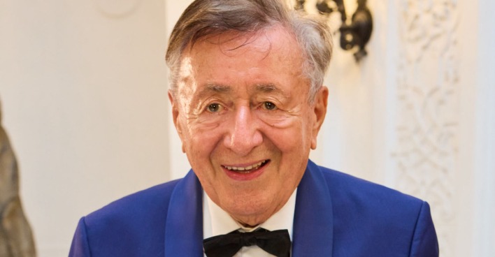 Richard Lugner trägt eine schwarze Fliege und einen blauen Anzug.