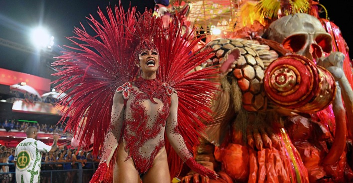Tänzerin am Karneval in Rio | Credit:  CARL DE SOUZA / AFP / picturedesk.com