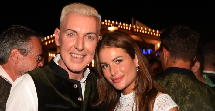 H.P.Baxxter mit seiner Verlobten Sara auf dem Oktoberfest. Beide tragen Tracht, sie hat offene brünette Haare.