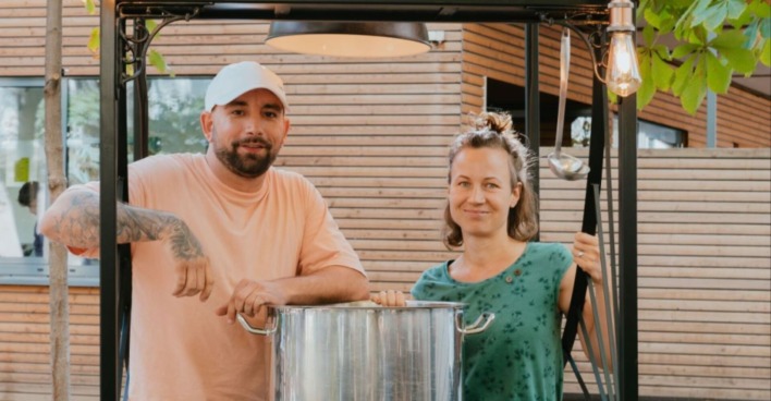Seiler vor einem großen Topf Suppe