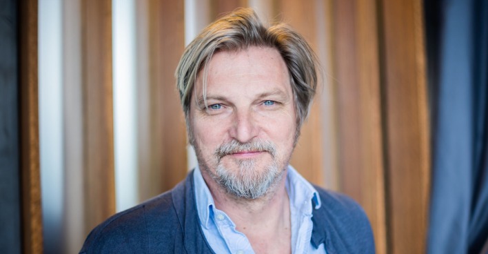 Soko Donau Komissar Stefan Jürgens. mit einer blauen Weste.