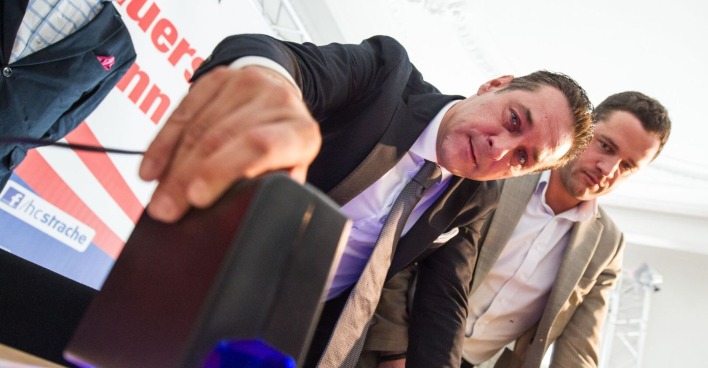 HC Strache und Johann Gudenus auf einer Pressekonferenz