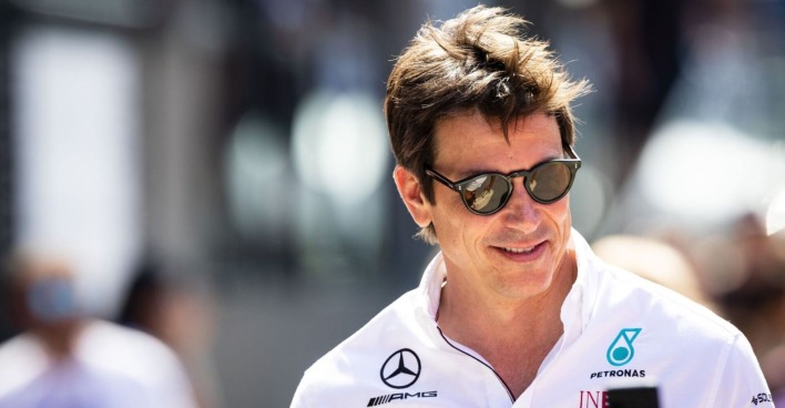Toto Wolff in seiner Rolle als Mercedes-Teamchef mit Sonnenbrille auf der Rennstrecke