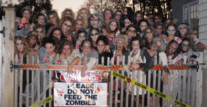Viele als Zombies verkleidete Frauen.