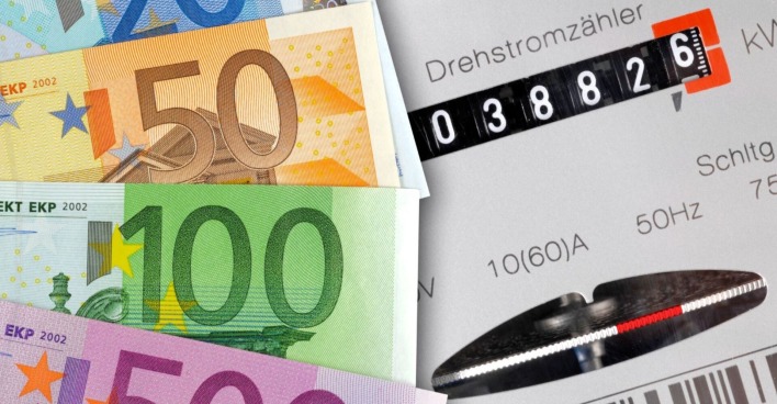 Geldscheine von 20 bis 50 Euro neben einem Drehstromzähler