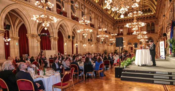 Blick in einen festlich beleuchteten Rathaus Saal