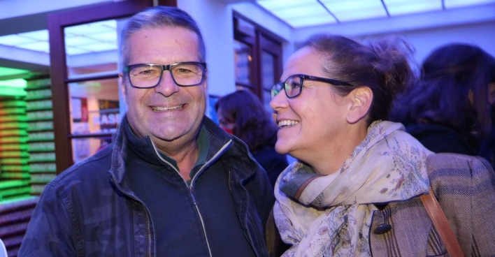 Monica Weinzettl lächelt ihren Mann Gerold Rudle an.