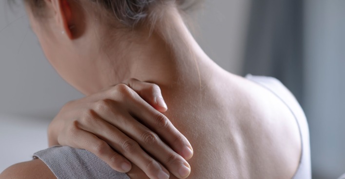 Frau greift sich an Rücken | Credit: iStock.com/amenic181