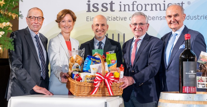 Gruppenbild mit Geschenkkorb
