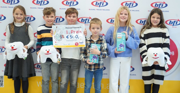 Kinder, die beim Malwettbewerb des bfi-Kärnten gewonnen haben