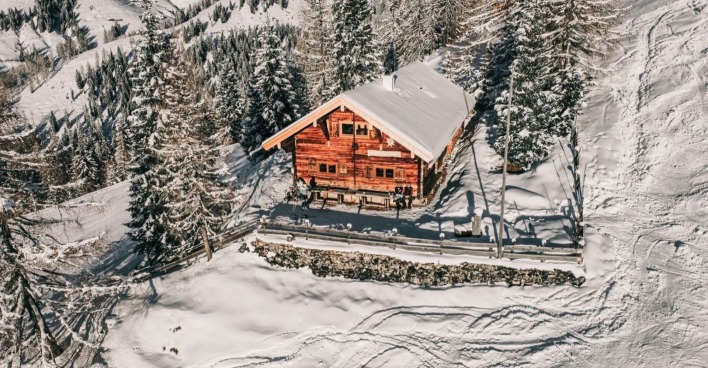 Verschneite Skihütte in Werfenweng