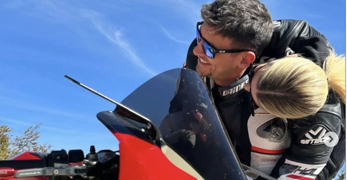 Beide auf dem Motorrad, Gesichter leicht abgewandt