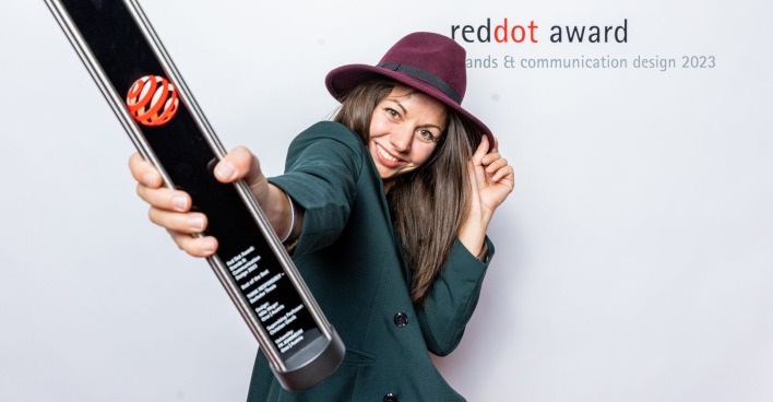 Mila Weger mit Hut und Red Dot Award