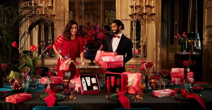 Opulent Gedeckte Weihnachtstafel, Mann und Frau dahinter stehend