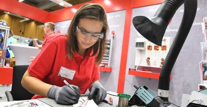 Junge Frau bei der Arbeit | Credit: Roebl