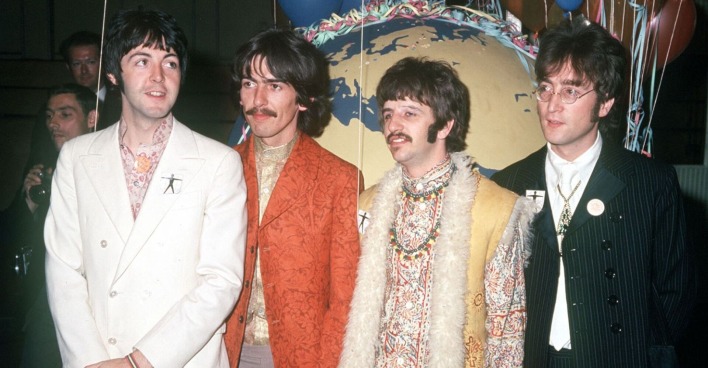 aul McCartney, George Harrison, Ringo Starr und John Lennon Ende der 60er in einem Studio