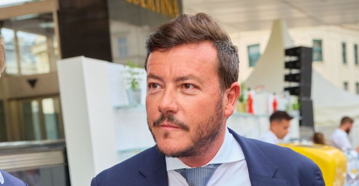 René Benko im Porträt bei einem Event vor der Wiener Albertina.