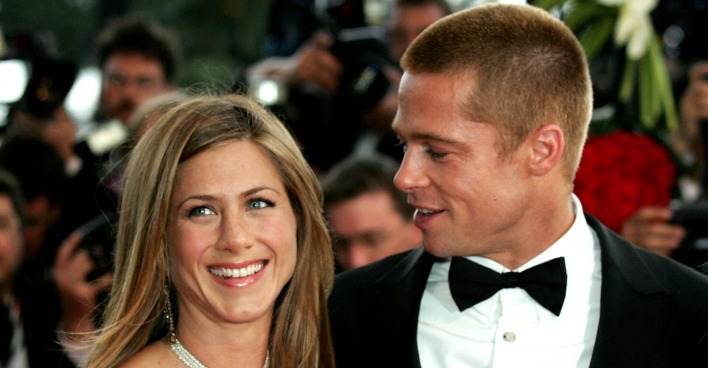 Brad Pitt und Jennifer Aniston. Sie hat offene blonde Haare und er trägt einen Smoking mit einer schwarzen Fliege.