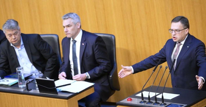 Vizekanzler Werner Kogler (Grüne), Bundeskanzler Karl Nehammer (ÖVP) auf der Regierungsbank im Parlament. Am Rednerpult August Wöginger