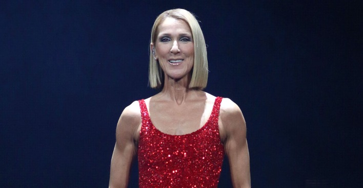 Celin Dion auf der Bühne mit einem roten Kleid das glitzert.