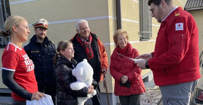 Lara bekommt vom Roten Kreuz eine Urkunde.