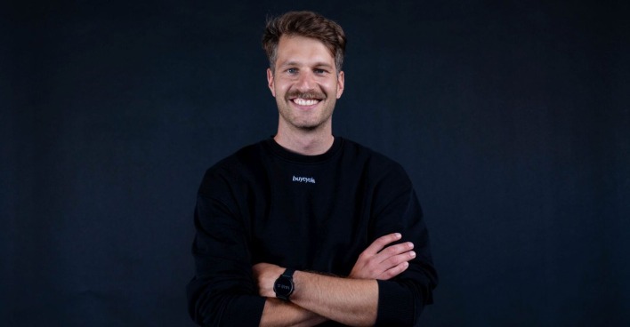 Porträtfoto von Florian Senoner von buycycle