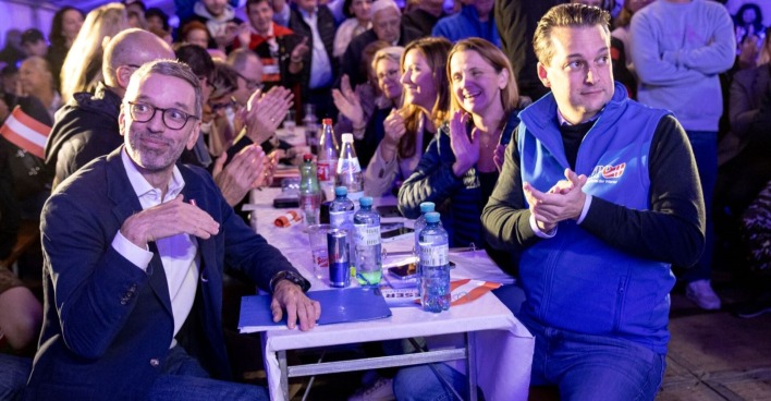 Herbert Kickl und Dominik Nepp im Festzelt der FPÖ