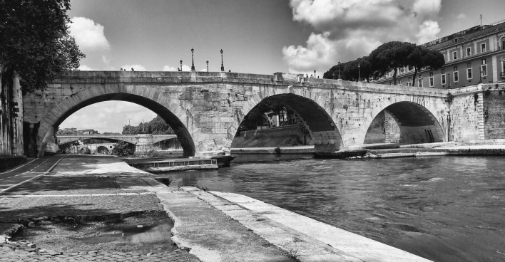 Schwarz-weiß Foto der Garibaldi-Brücke in Rom.