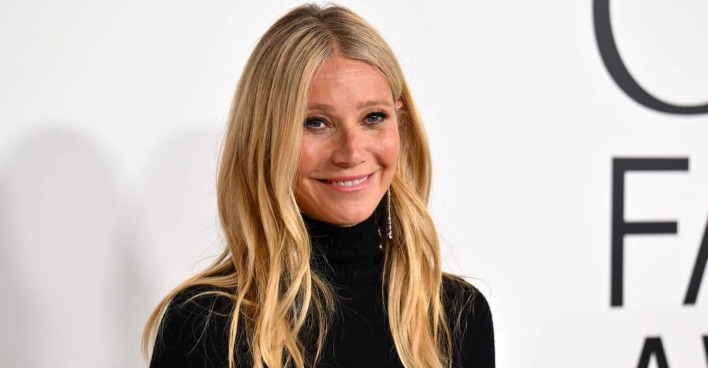 Gwyneth Paltrow trägt einen schwarzen Rollkragenpullover und offene blonde Haare.