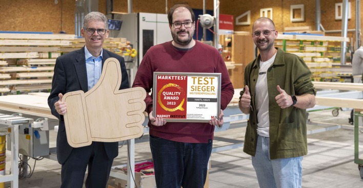 Hartl Haus-Geschäftsführung mit dem Quality Award-Zertifikat | Credit: Hartl Haus