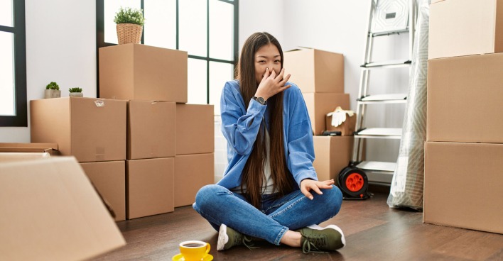 Frau hält sich die Nase zu | Credit: iStock.com/AaronAmat