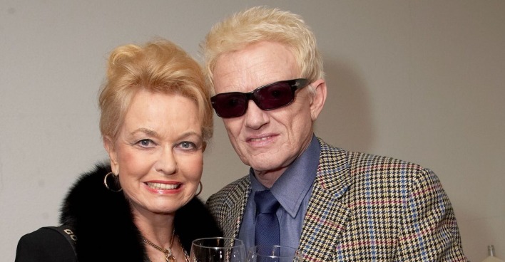Hannelore trägt hochgesteckte Haare und Heino ein kariertes Sakko und eine Sonnenbrille.