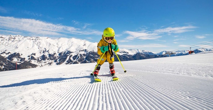 Kind auf einer frisch präparierten Piste