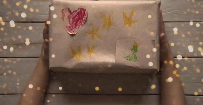 Geschenk verpackt mit Kinderzeichnung