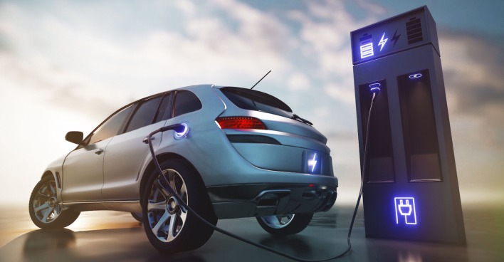 Elektro-Auto, das an einer Ladesäule aufgeladen wird