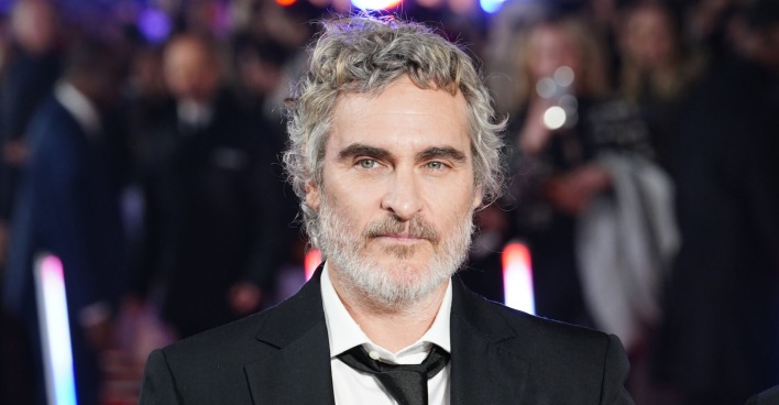 Joaquin Phoenix mit einer schwarzen Krawatte und einem weißen Hemd auf dem roten Teppich.