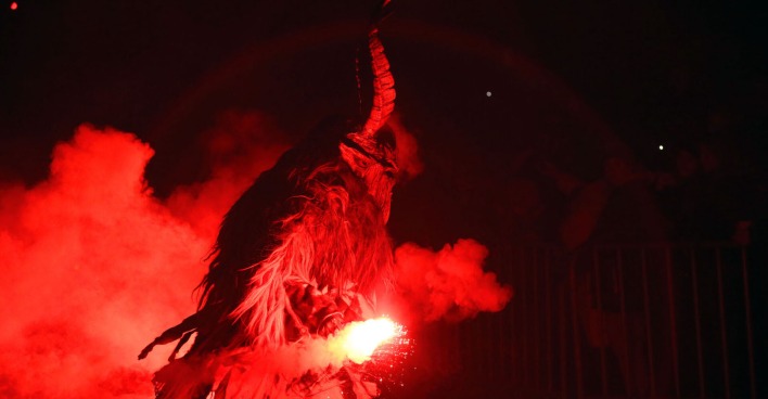 Ein Krampus mit einem bengalischen Feuer