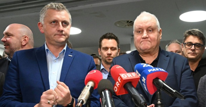 Die Chefverhandler auf Gewerkschaftsseite Reinhold Binder (PRO-GE) und Karl Dürtscher (GPA) vor Mikrofonen der Presse