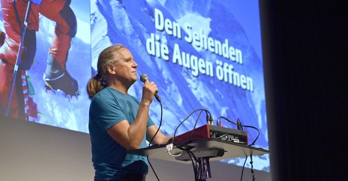 Andy Holzer bei seinem humorvollen Vortag über seinen Werdegang zum Bergsteiger und warum es in seiner Welt keinen Platz für Verzweiflung gibt.