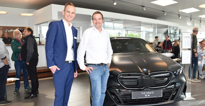 Freuten sich über die vielen Besucher:  Dario Petrovic (Verkaufsberater) und Josef  Hämmerle (Product Genius) von BMW Unterberger Nenzing