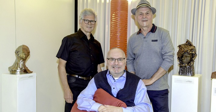 Künstler Stefan Kresser, Kurt Gerszi (Ausstellungsorganisator) und Künstler Peter Joschika (v. li.)
