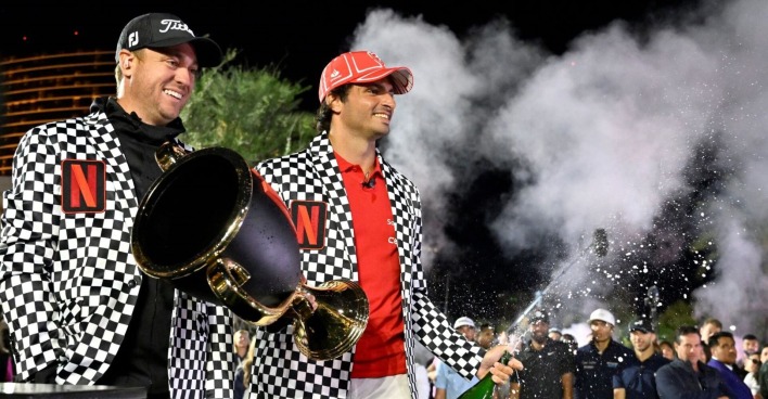 Sainz und Thomas mit der Trophäe bei der Siegerehrung