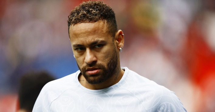 Neymar trägt ein weißes T-Shirt und kurze braune Haare.